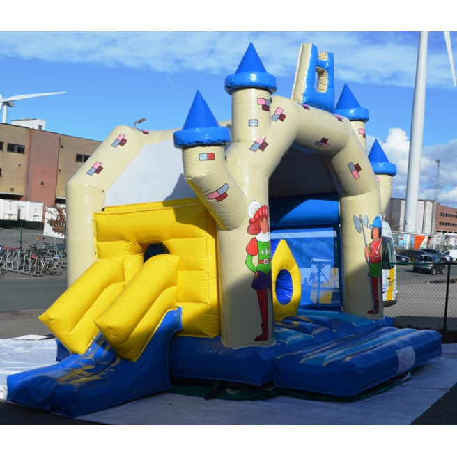 Kamelot met glijbaan en hindernissen