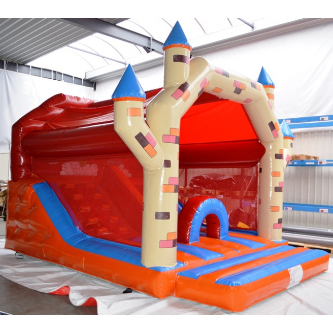 Kamelot met glijbaan binnen